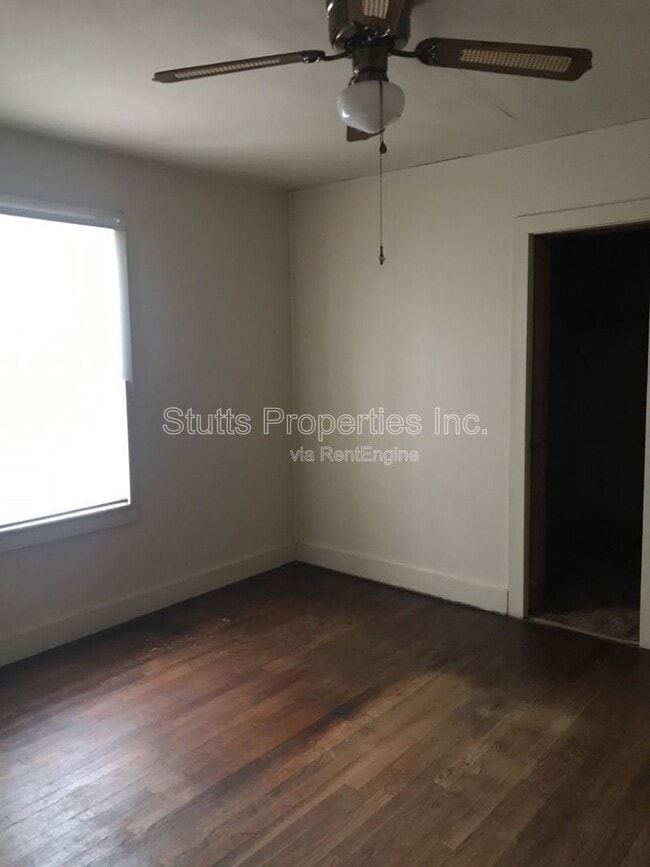 Building Photo - 903 E 8th St