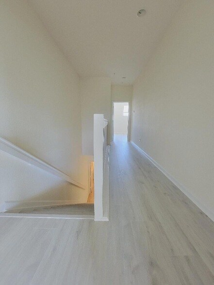 Building Photo - 221 Greenwich Cir