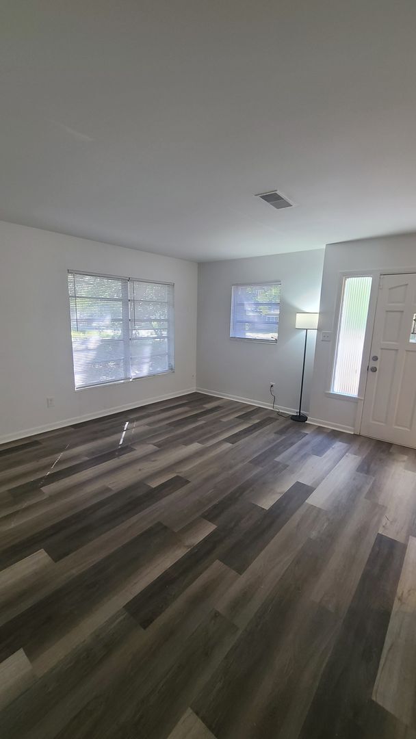 Building Photo - Fully Renovated 3/1 with huge fenced-in ba...