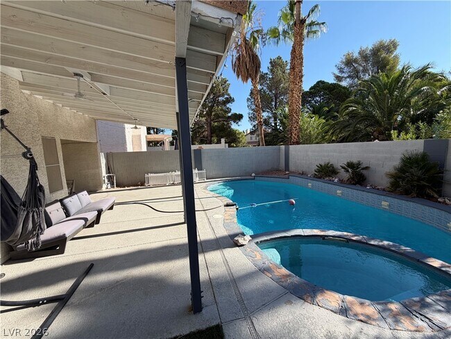 Building Photo - 3004 Ocean View Dr