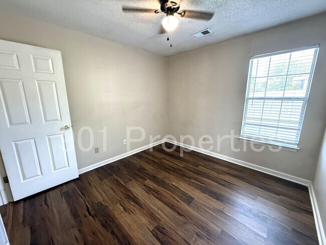 Building Photo - 40 Garden View Dr