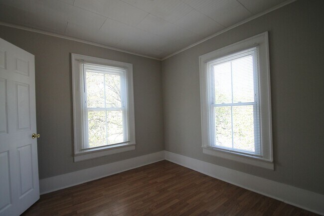 Building Photo - Exclusively Offered By Muse Realty Rentals...