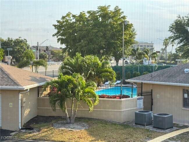 Building Photo - 5321 Summerlin Rd