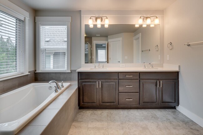 Building Photo - Beautiful 4 bedroom home in Canterbury Par...