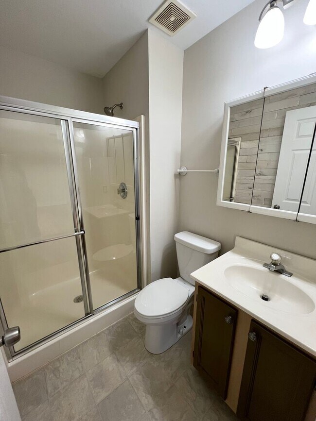 Building Photo - 3 Bedroom 2 Bath Home In the Francis Howel...