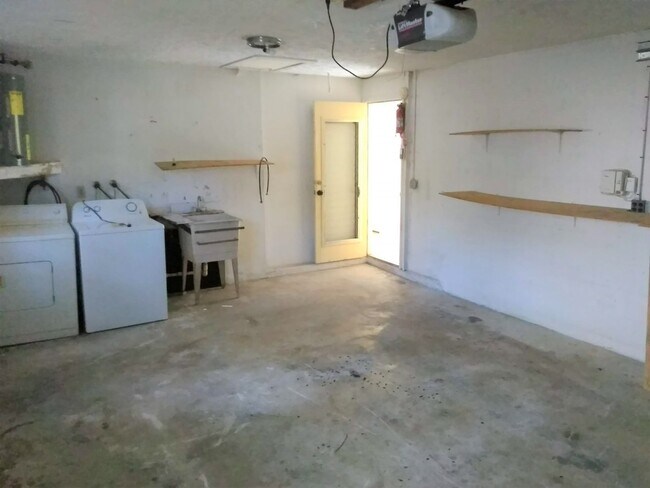 Building Photo - Corner Lot Home in New Port Richey