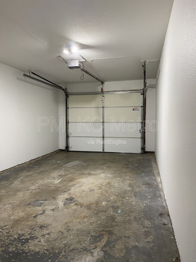 Building Photo - 526 NE Churchill St