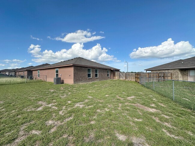 Building Photo - 901 Lasso Dr