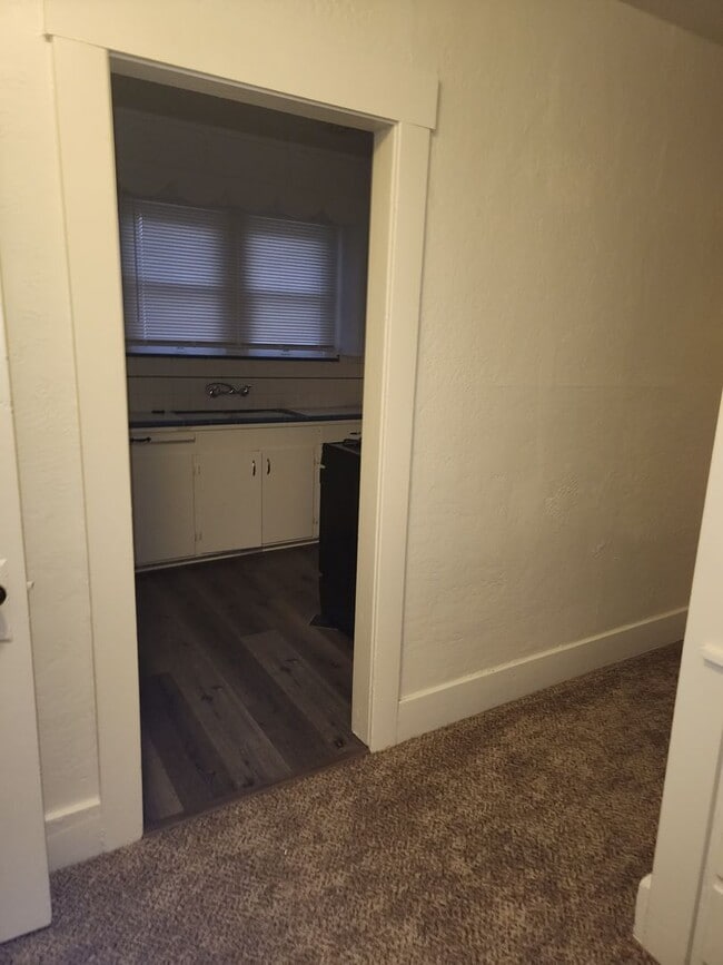 Building Photo - Charming 2 Bedroom 1 bathroom Downtown Modesto Home