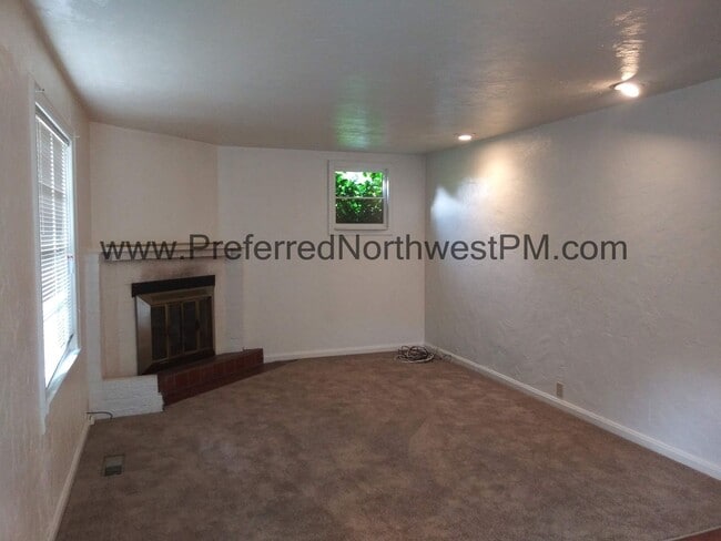 Building Photo - 3 Bedroom, 1.5 Bath Home Near University