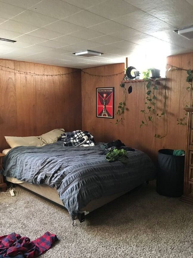 Building Photo - Spacious 3 Bedroom 2 Bath Ranch Style Hous...