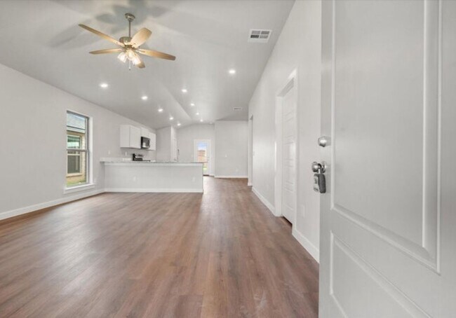 Building Photo - Fabulous and New! 3/2/2