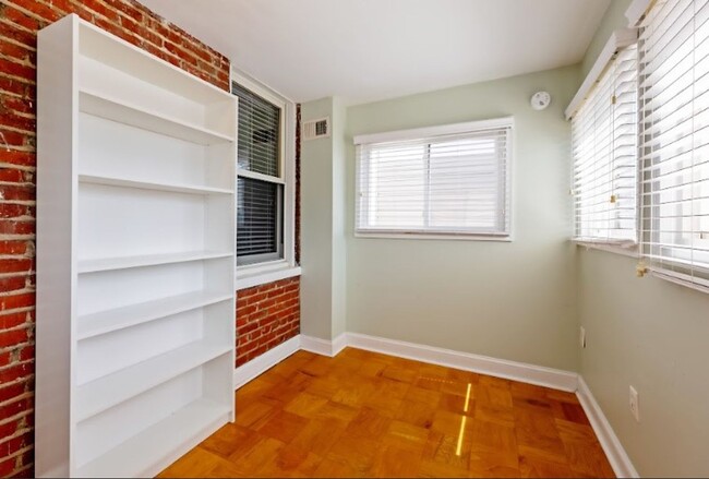 Building Photo - Rad Rowhome Right Near Stadium-Armory Metro!