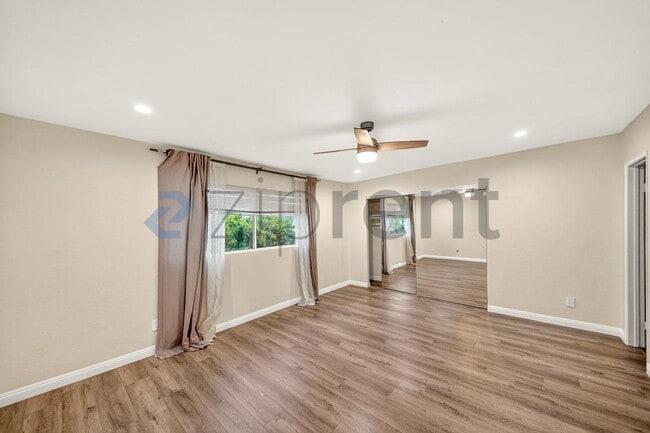 Building Photo - 10215 Variel Ave