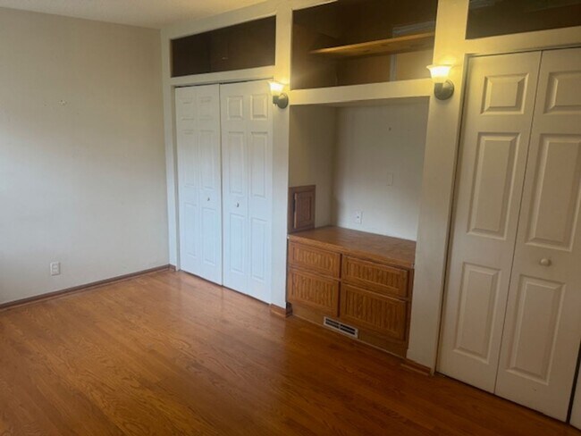 Building Photo - Updated SFH with 3 Beds, 1.5 Baths, 2 Car Garage in the Heart of Edina!