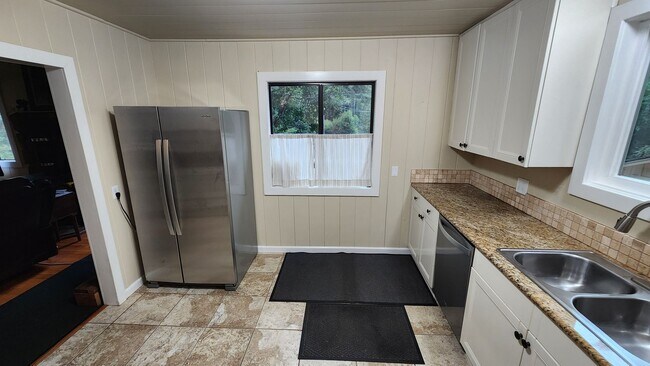 Building Photo - Beautiful Boulder Creek Redwood Cabin!