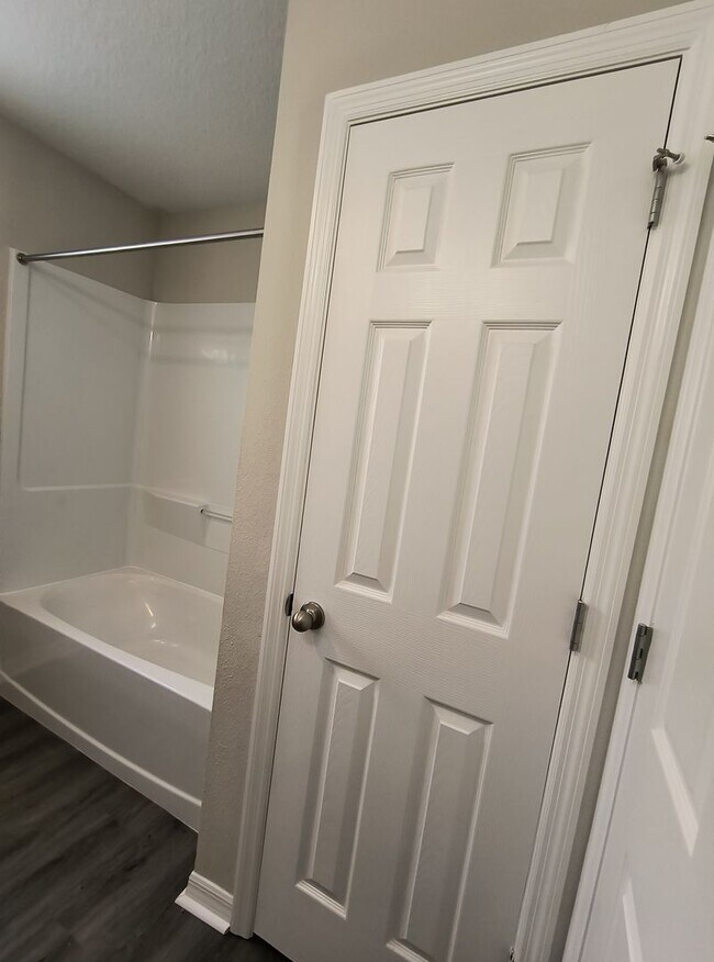 Building Photo - 5 BED 3 BATH SOLAR HOME FOR RENT!! Availab...