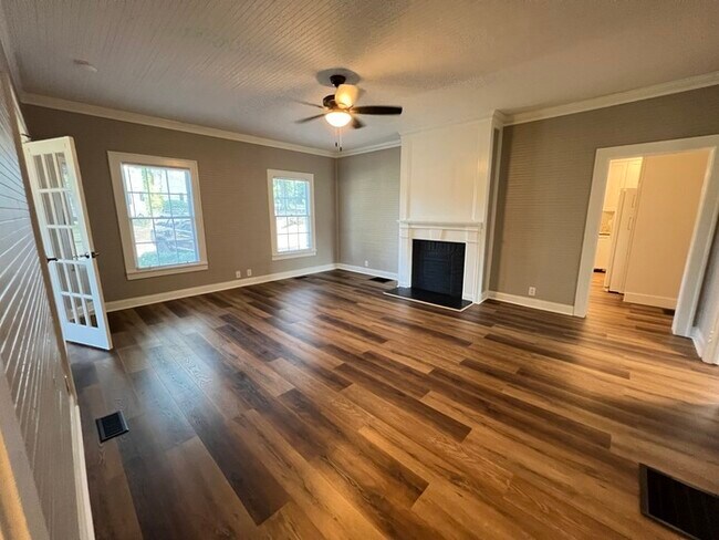 Building Photo - Historic mill house in hot Fort Mill SC with amazing kitchen!