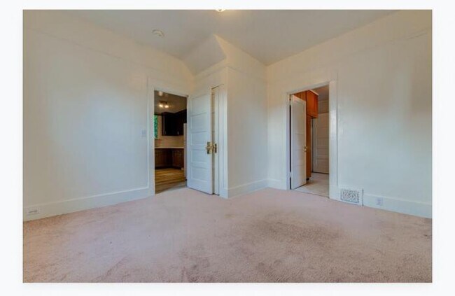 Building Photo - 8 bedroom in Seattle WA 98105