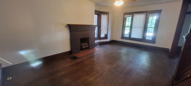 Building Photo - 5 Bedroom House - Walking distance from Central Campus