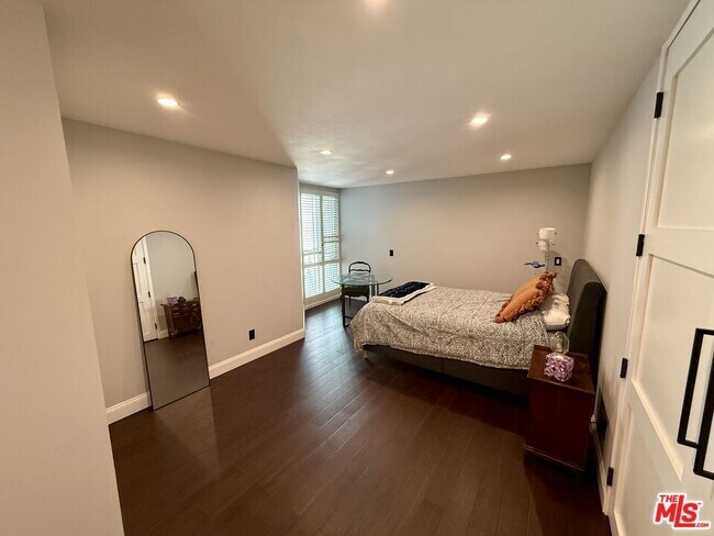 Building Photo - 8530 Holloway Dr