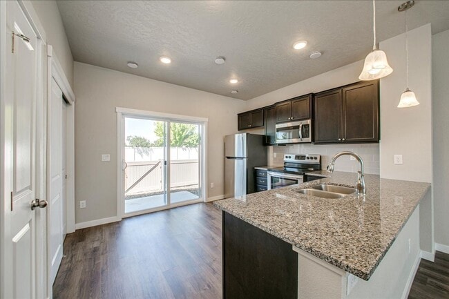 Building Photo - Cute Townhome in SW Boise