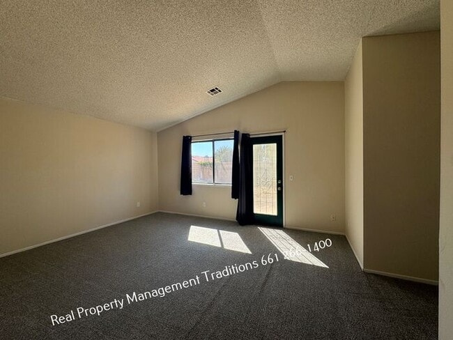 Building Photo - Charming 3 + 2 in East Palmdale home