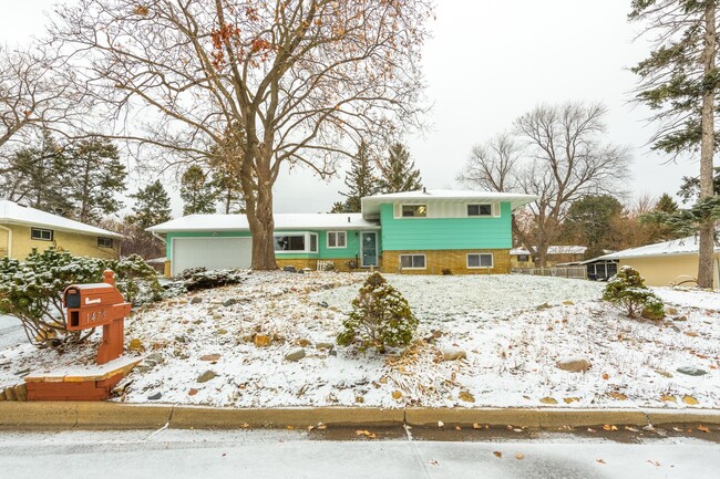 Building Photo - Great Roseville Home, Moundsview Schools, ...