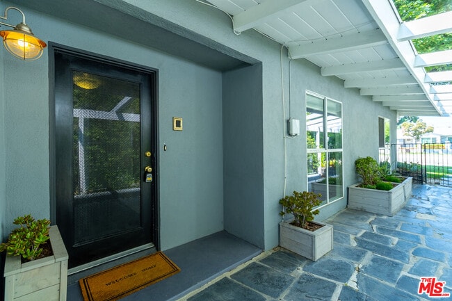 Building Photo - 5652 Fallbrook Ave