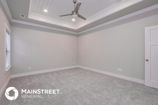 Building Photo - 14668 Greenleaf Dr