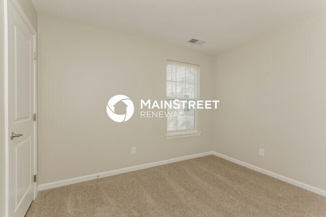 Building Photo - 3 Bedroom Pet-Friendly Home in Charlotte, NC with Main Street Renewal