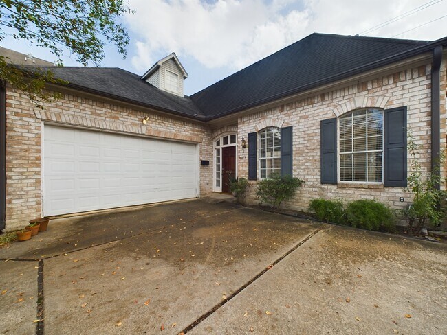 Building Photo - 5627 Winsome Ln