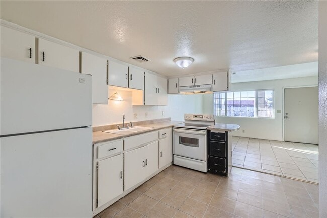 Building Photo - BEAUTIFUL 2 Bedroom 2 Bathroom Condo!