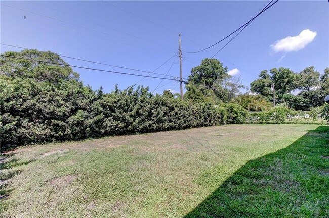 Building Photo - 1126 Woodcrest Ave