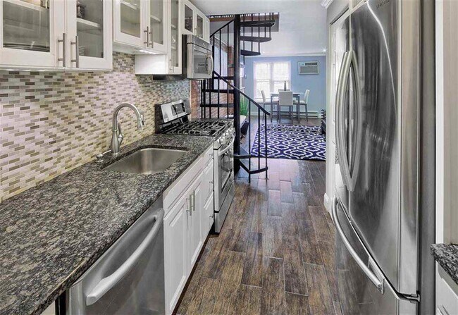 Building Photo - 79 Garden St