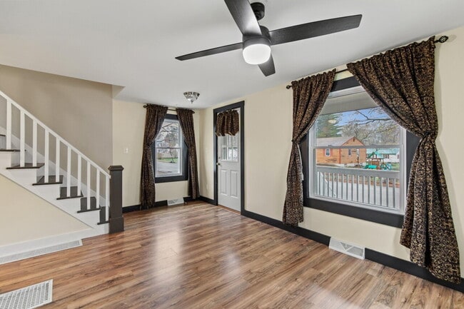 Building Photo - Spacious 3-Bed/1.5-Bath Home with Classic ...