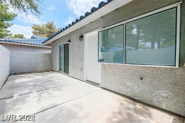 Building Photo - 2117 Chertsey Dr