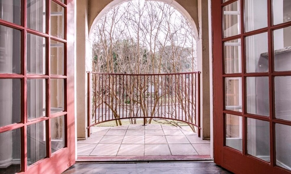 Balcony Facing Front Street - 4023 Wycliff Ave