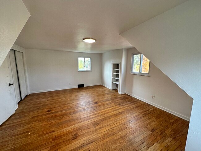 Upstairs bedroom - 517 Foltz Dr