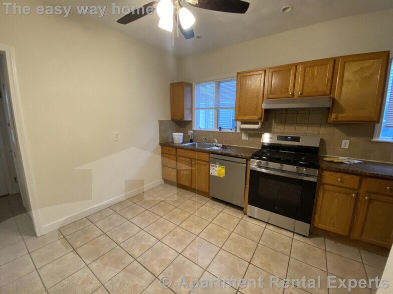 Building Photo - 1028 Fellsway