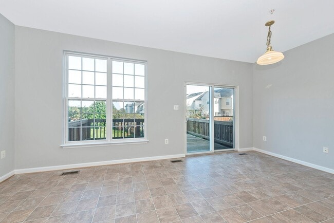 Building Photo - Fantastic Townhouse w/ Garage - Quick High...