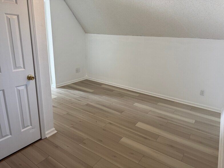 Building Photo - 4517 Jamaica Pl