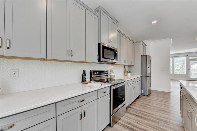 Building Photo - 6892 Roswell Rd NE