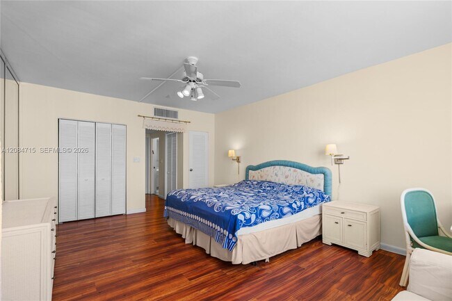 Building Photo - 5001 Collins Ave