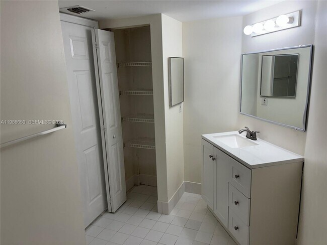 Building Photo - 655 SW 111th Way