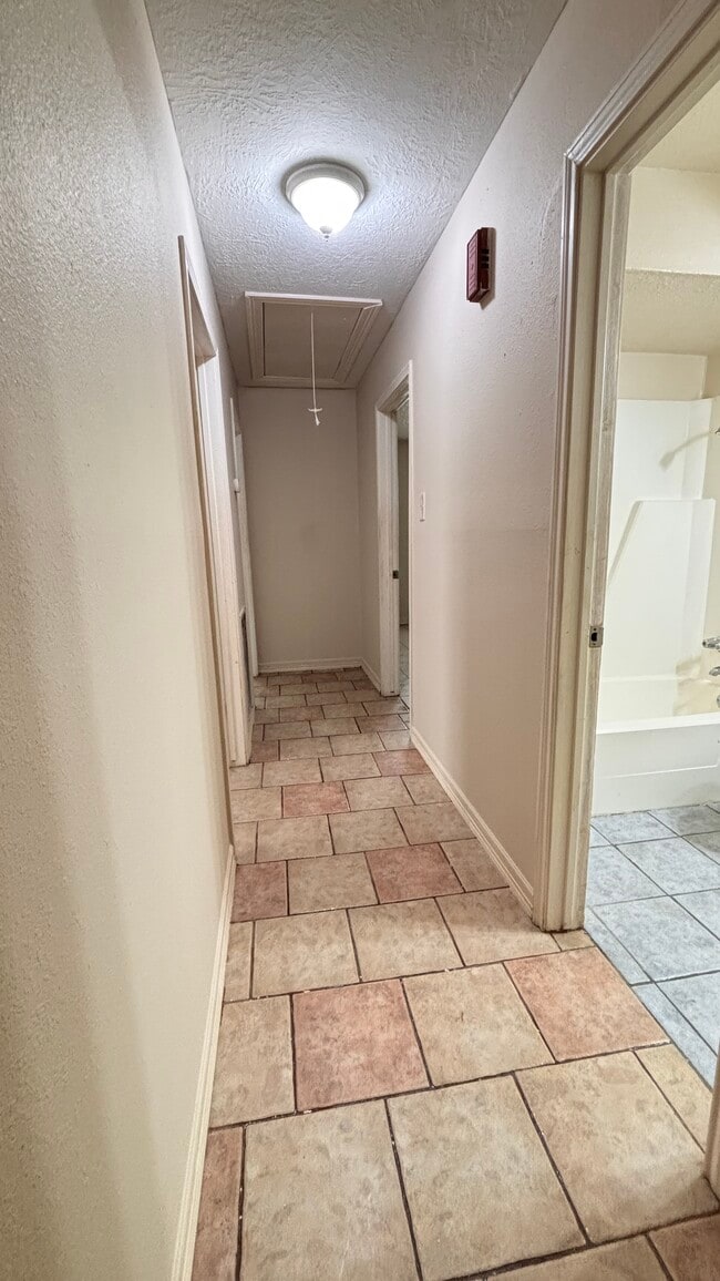 Building Photo - 1114 Un Vly Dr