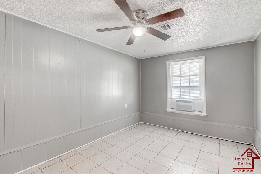 Building Photo - 1806 NW Lincoln Ave