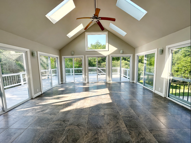 Building Photo - Elegant 4-Bedroom Home in Beautiful Lake S...