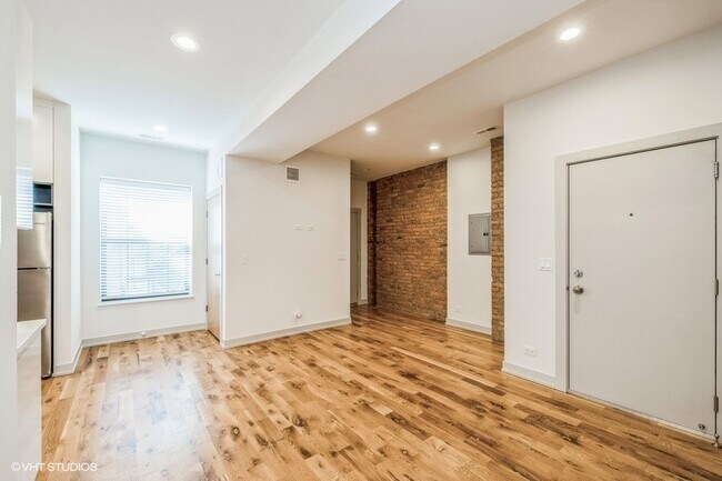 Building Photo - 325 E 44th St