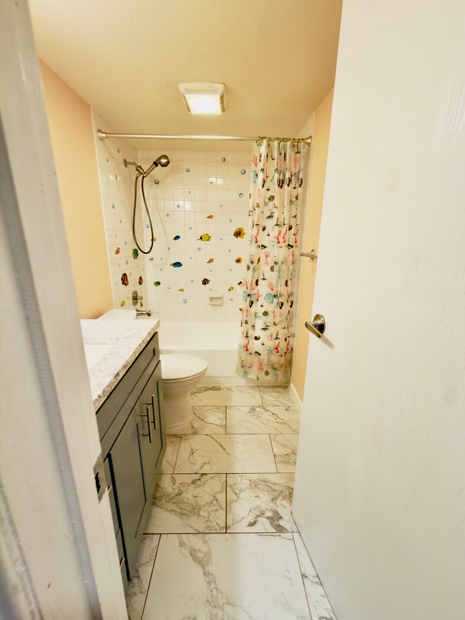 Building Photo - 4717 W Lake Sammamish Pky SE